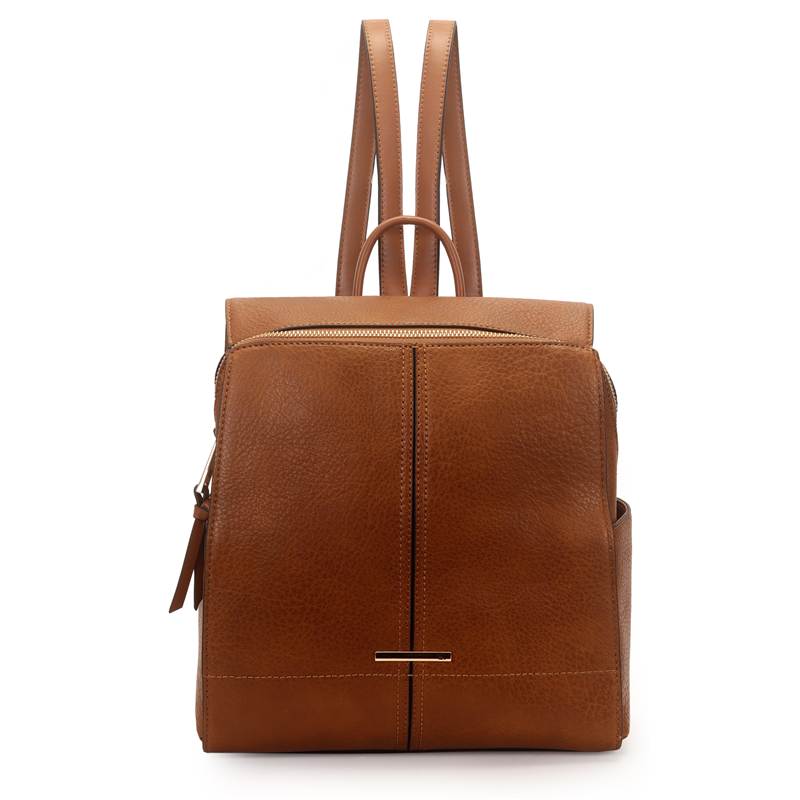 Mochila feminina caramelo em material sintético vista frontal com zíper e alças ajustáveis